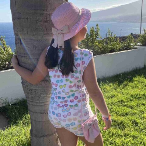 PAMELA NIÑA Y BOLSO