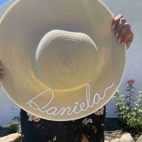 PAMELA BEIGE PERSONALIZADA CON BORDE BLANCO